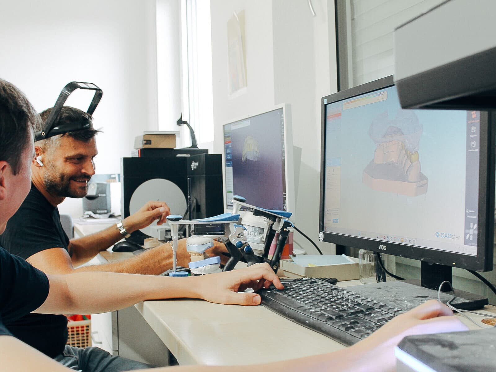 Zahntechniker bei der Arbeit im Labor